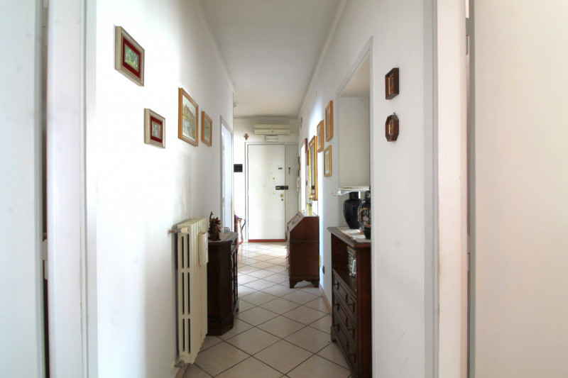 Appartamento di: 121 m² commerciali 4 locali 1 bagno Piano ammezzato Posto auto e cantina

A rido...