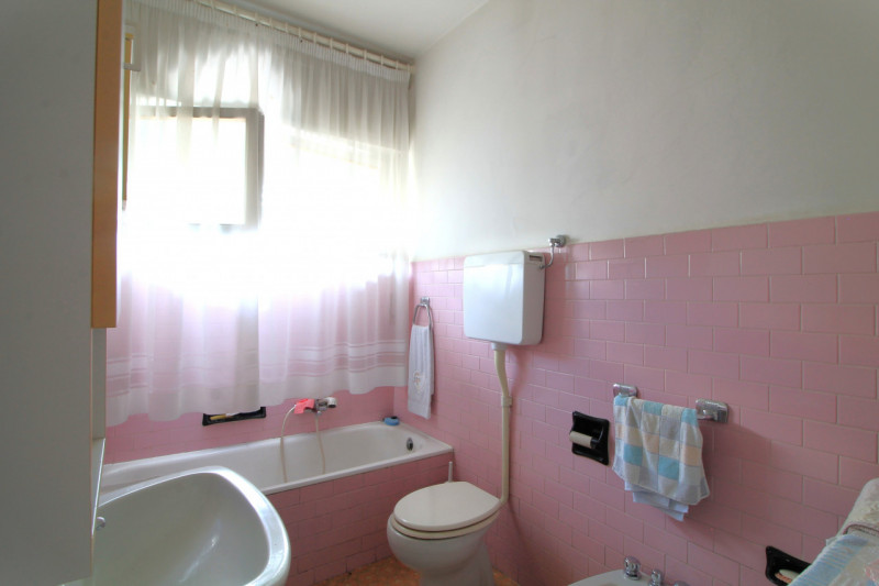 Appartamento di: 121 m² commerciali 4 locali 1 bagno Piano ammezzato Posto auto e cantina

A rido...