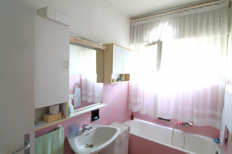 Appartamento di: 121 m² commerciali 4 locali 1 bagno Piano ammezzato Posto auto e cantina

A rido...