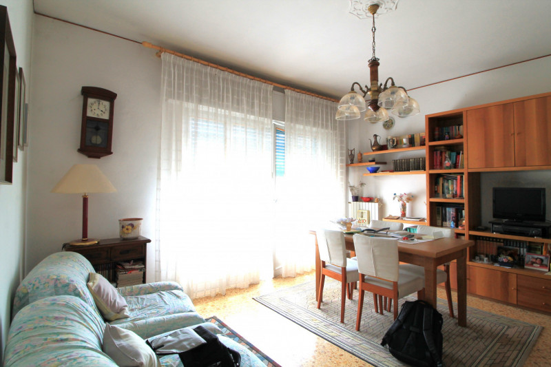 Appartamento di: 121 m² commerciali 4 locali 1 bagno Piano ammezzato Posto auto e cantina

A rido...