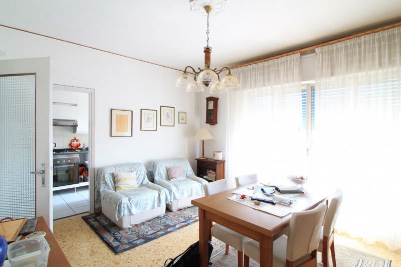 Appartamento di: 121 m² commerciali 4 locali 1 bagno Piano ammezzato Posto auto e cantina

A rido...