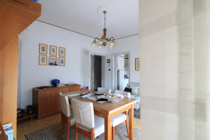 Appartamento di: 121 m² commerciali 4 locali 1 bagno Piano ammezzato Posto auto e cantina

A rido...