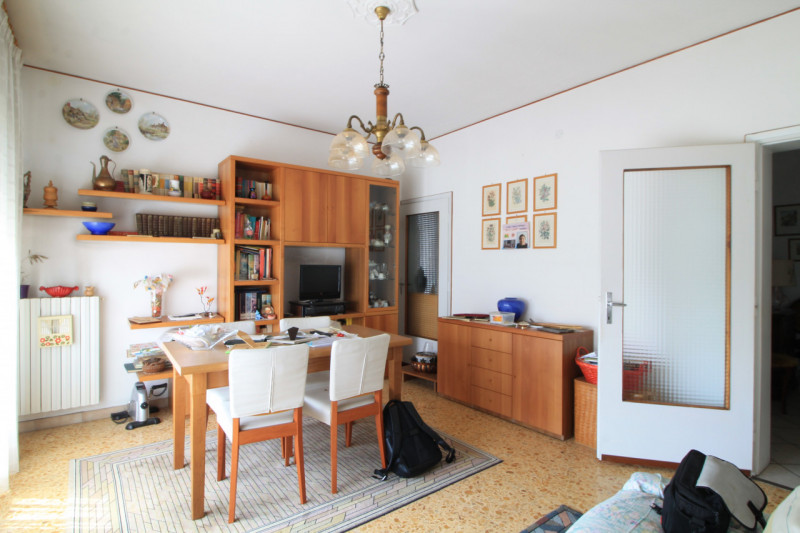 Appartamento di: 121 m² commerciali 4 locali 1 bagno Piano ammezzato Posto auto e cantina

A rido...