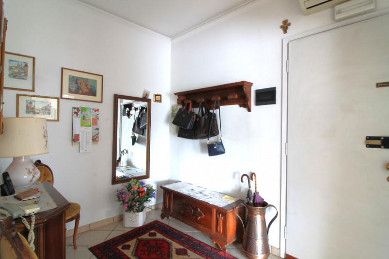 Appartamento di: 121 m² commerciali 4 locali 1 bagno Piano ammezzato Posto auto e cantina

A rido...