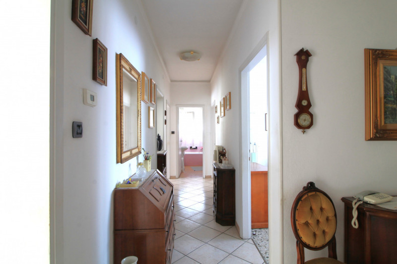 Appartamento di: 121 m² commerciali 4 locali 1 bagno Piano ammezzato Posto auto e cantina

A rido...