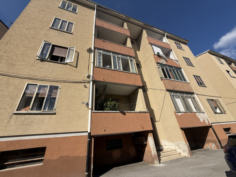 Proponiamo in vendita a Battaglia Terme un ampio e luminoso appartamento situato al quarto piano ...