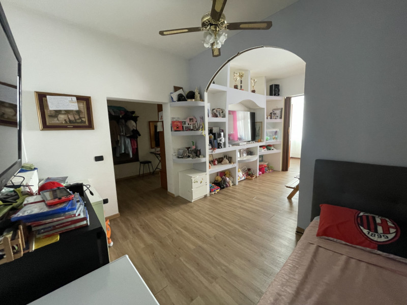 Proponiamo in vendita a Battaglia Terme un ampio e luminoso appartamento situato al quarto piano ...