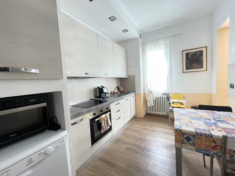 Proponiamo in vendita a Battaglia Terme un ampio e luminoso appartamento situato al quarto piano ...