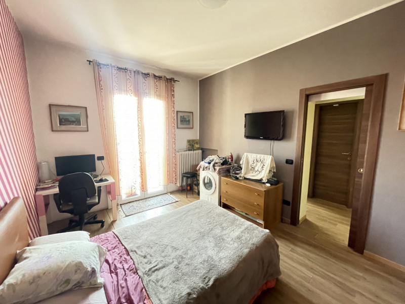 Proponiamo in vendita a Battaglia Terme un ampio e luminoso appartamento situato al quarto piano ...