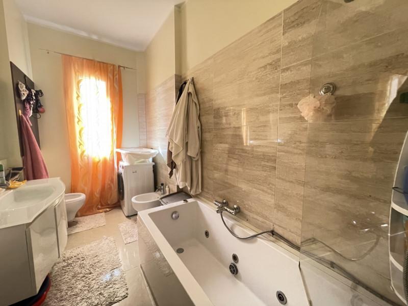 Proponiamo in vendita a Battaglia Terme un ampio e luminoso appartamento situato al quarto piano ...