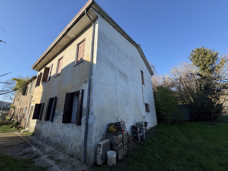 Nel cuore della campagna ai piedi dei Colli Euganei, nel comune di Torreglia, proponiamo abitazio...