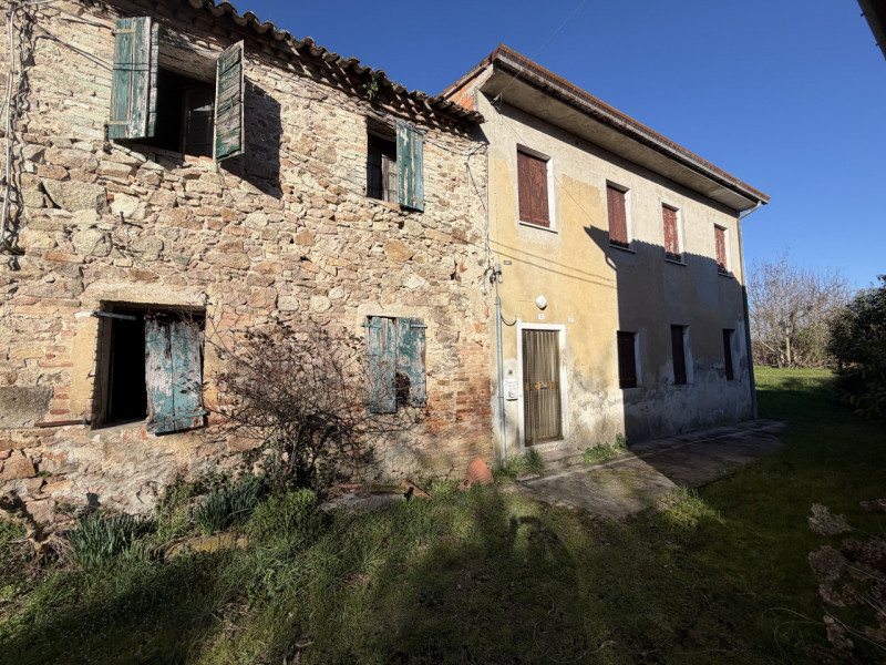 Nel cuore della campagna ai piedi dei Colli Euganei, nel comune di Torreglia, proponiamo abitazio...