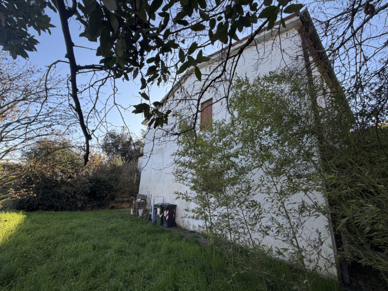 Nel cuore della campagna ai piedi dei Colli Euganei, nel comune di Torreglia, proponiamo abitazio...