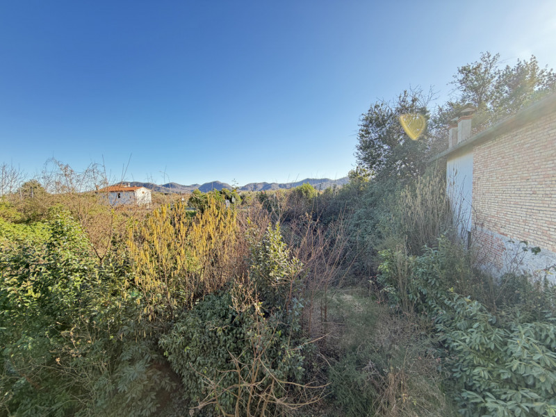 Nel cuore della campagna ai piedi dei Colli Euganei, nel comune di Torreglia, proponiamo abitazio...