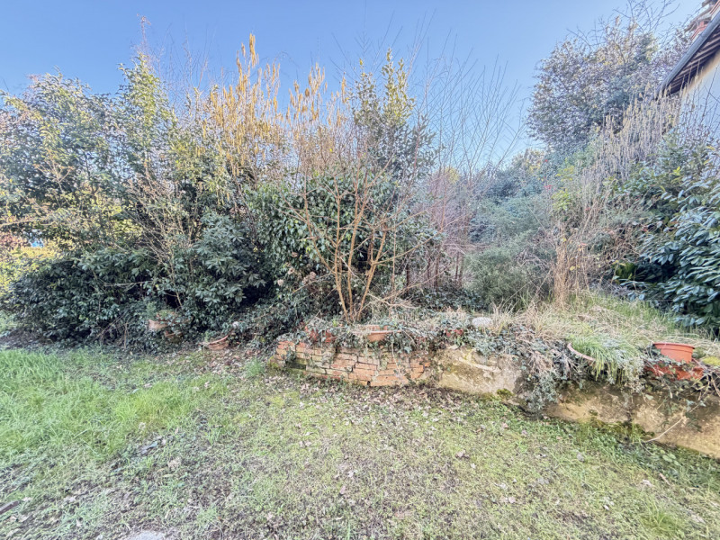 Nel cuore della campagna ai piedi dei Colli Euganei, nel comune di Torreglia, proponiamo abitazio...