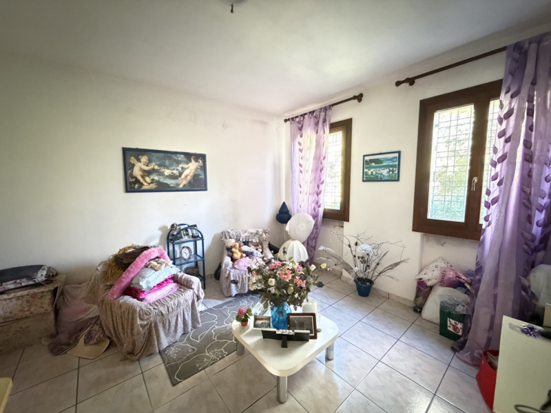 Nel cuore della campagna ai piedi dei Colli Euganei, nel comune di Torreglia, proponiamo abitazio...