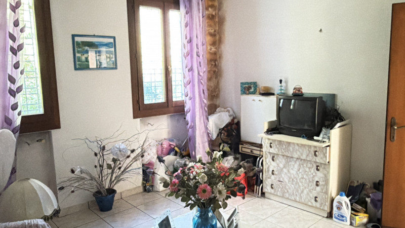 Nel cuore della campagna ai piedi dei Colli Euganei, nel comune di Torreglia, proponiamo abitazio...