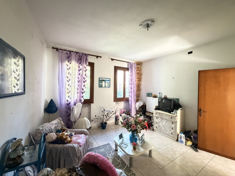 Nel cuore della campagna ai piedi dei Colli Euganei, nel comune di Torreglia, proponiamo abitazio...