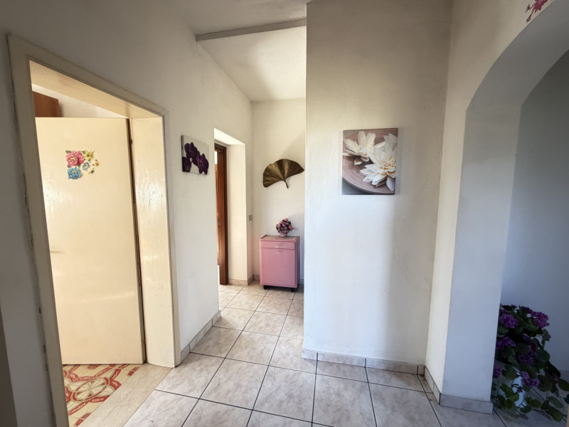 Nel cuore della campagna ai piedi dei Colli Euganei, nel comune di Torreglia, proponiamo abitazio...