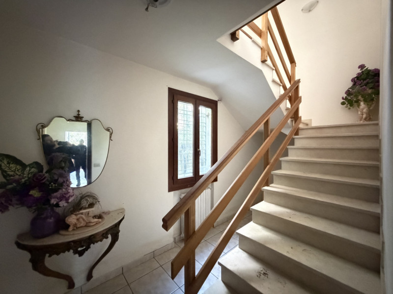 Nel cuore della campagna ai piedi dei Colli Euganei, nel comune di Torreglia, proponiamo abitazio...