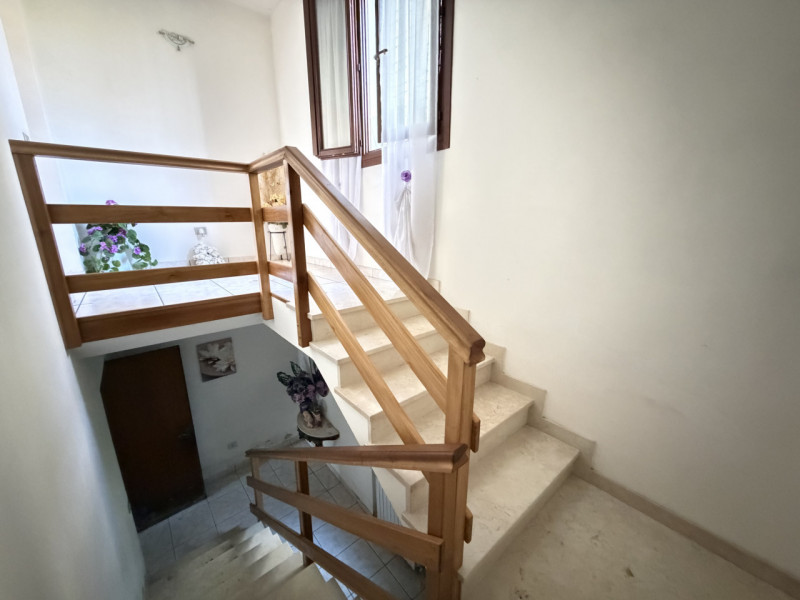 Nel cuore della campagna ai piedi dei Colli Euganei, nel comune di Torreglia, proponiamo abitazio...