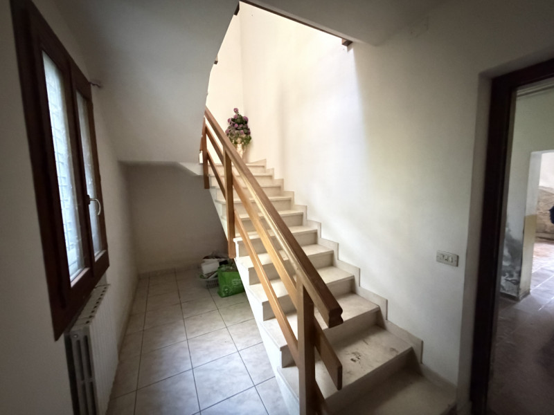 Nel cuore della campagna ai piedi dei Colli Euganei, nel comune di Torreglia, proponiamo abitazio...