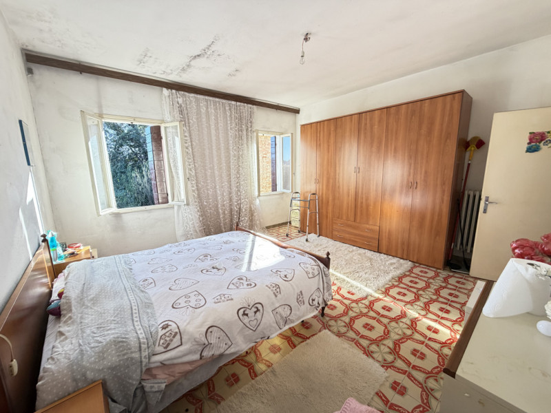 Nel cuore della campagna ai piedi dei Colli Euganei, nel comune di Torreglia, proponiamo abitazio...