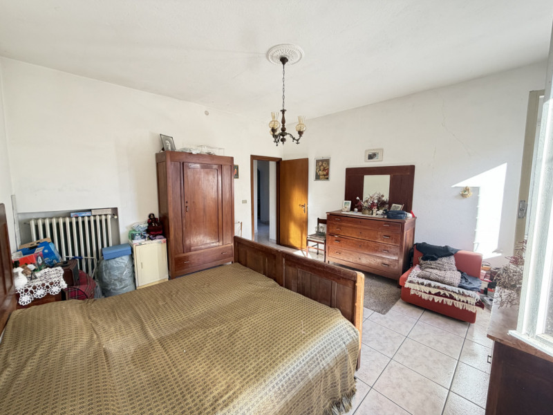 Nel cuore della campagna ai piedi dei Colli Euganei, nel comune di Torreglia, proponiamo abitazio...