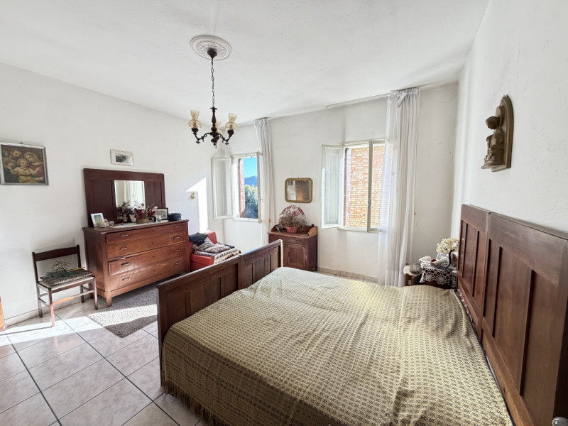 Nel cuore della campagna ai piedi dei Colli Euganei, nel comune di Torreglia, proponiamo abitazio...