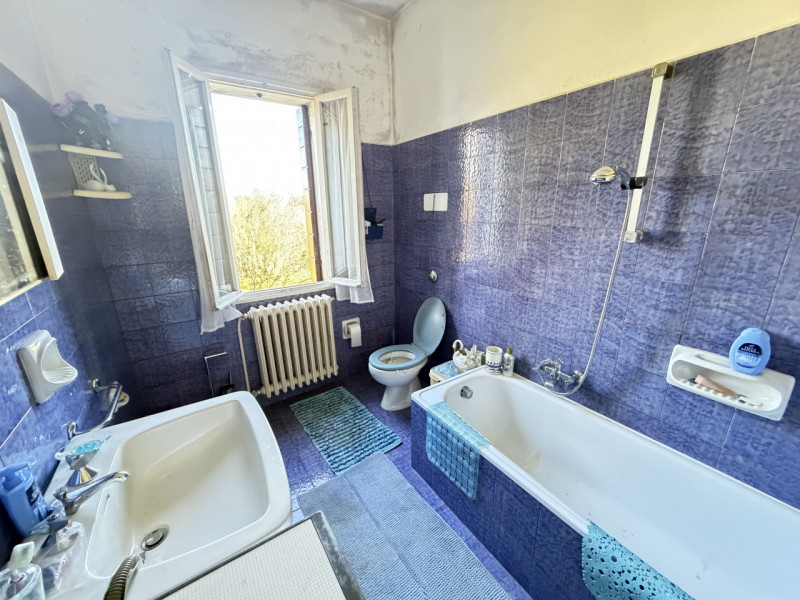 Nel cuore della campagna ai piedi dei Colli Euganei, nel comune di Torreglia, proponiamo abitazio...