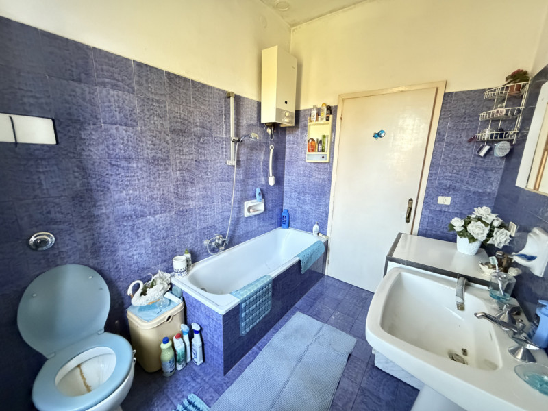 Nel cuore della campagna ai piedi dei Colli Euganei, nel comune di Torreglia, proponiamo abitazio...