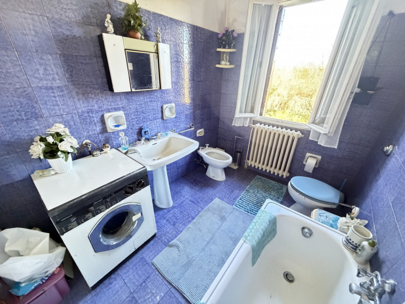 Nel cuore della campagna ai piedi dei Colli Euganei, nel comune di Torreglia, proponiamo abitazio...