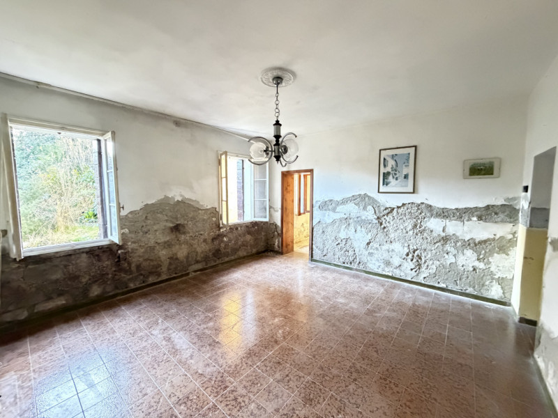 Nel cuore della campagna ai piedi dei Colli Euganei, nel comune di Torreglia, proponiamo abitazio...