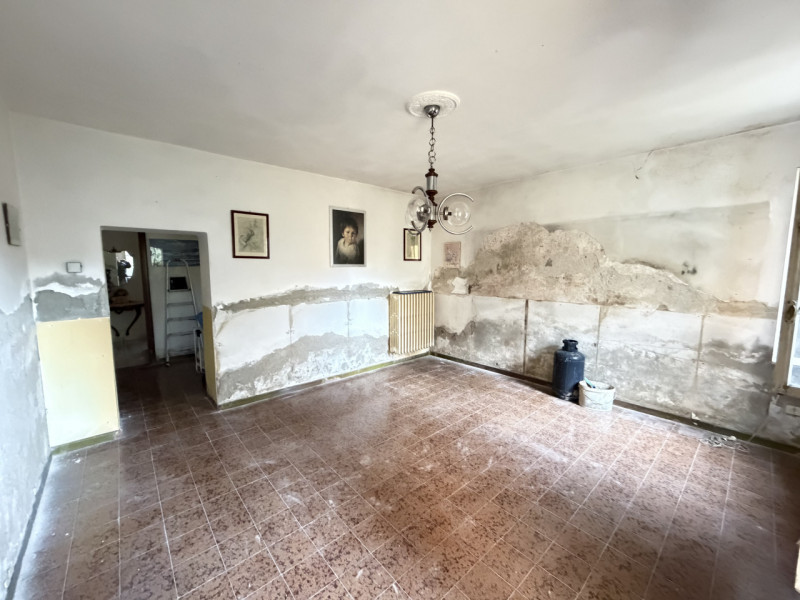 Nel cuore della campagna ai piedi dei Colli Euganei, nel comune di Torreglia, proponiamo abitazio...