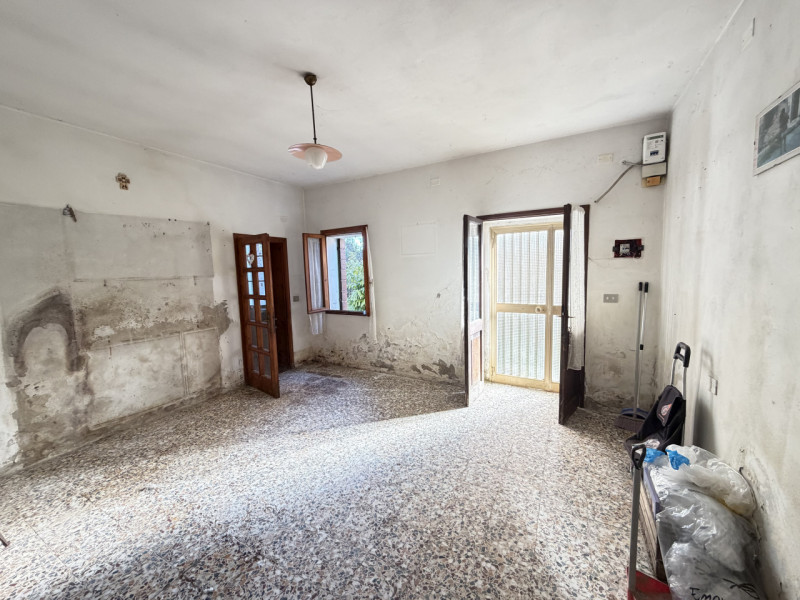 Nel cuore della campagna ai piedi dei Colli Euganei, nel comune di Torreglia, proponiamo abitazio...