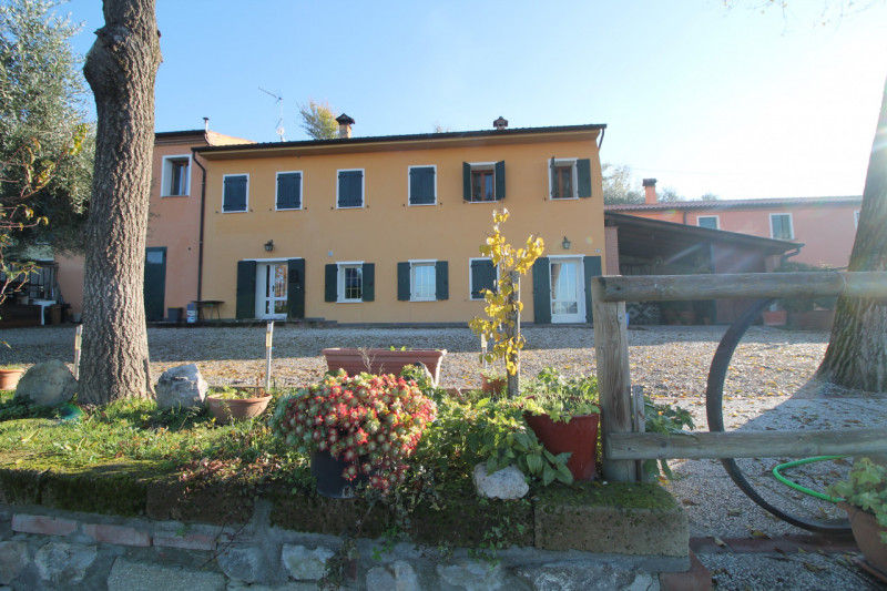 A Cinto Euganeo, in località Valnogaredo, proponiamo in vendita una splendida porzione di villett...