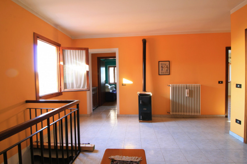 A Cinto Euganeo, in località Valnogaredo, proponiamo in vendita una splendida porzione di villett...