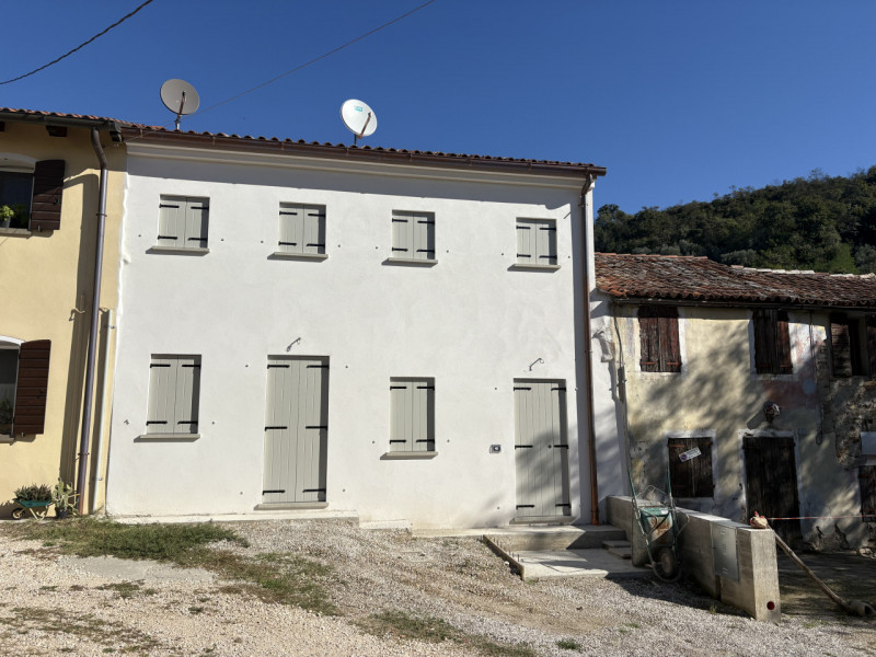 In uno splendido contesto collinare, immerso nella tranquillità e nel verde, proponiamo casa a sc...