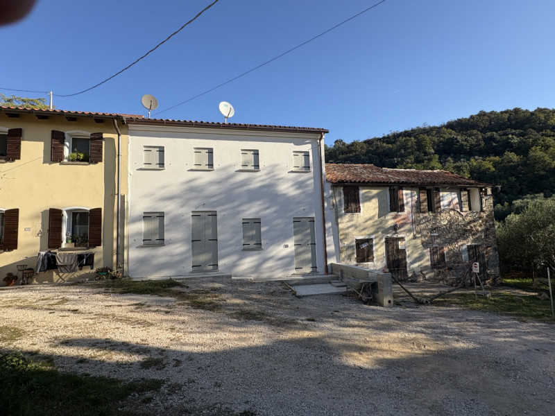 In uno splendido contesto collinare, immerso nella tranquillità e nel verde, proponiamo casa a sc...