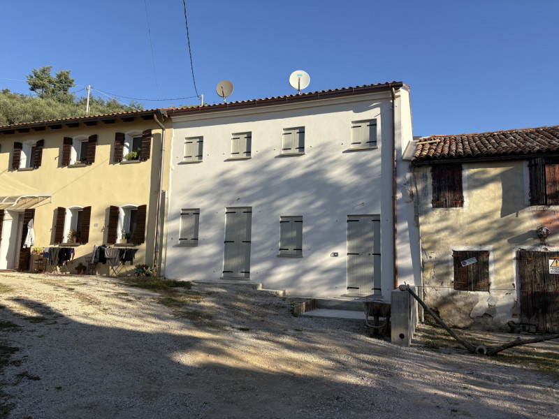 In uno splendido contesto collinare, immerso nella tranquillità e nel verde, proponiamo casa a sc...
