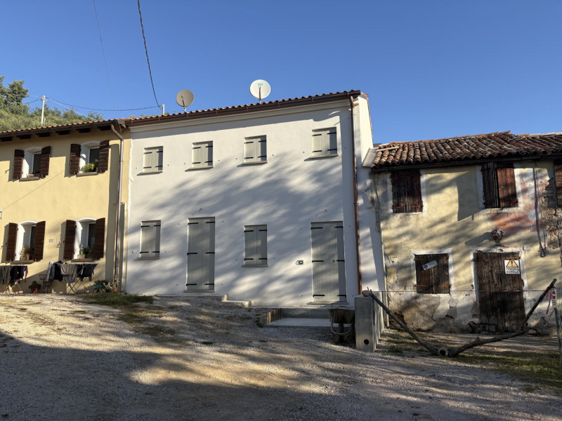In uno splendido contesto collinare, immerso nella tranquillità e nel verde, proponiamo casa a sc...