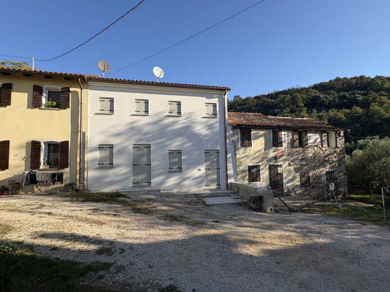 In uno splendido contesto collinare, immerso nella tranquillità e nel verde, proponiamo casa a sc...