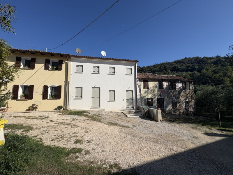 In uno splendido contesto collinare, immerso nella tranquillità e nel verde, proponiamo casa a sc...