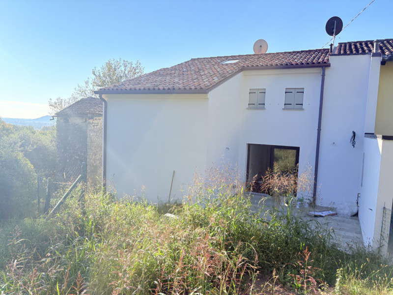 In uno splendido contesto collinare, immerso nella tranquillità e nel verde, proponiamo casa a sc...