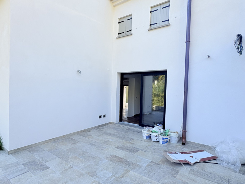 In uno splendido contesto collinare, immerso nella tranquillità e nel verde, proponiamo casa a sc...