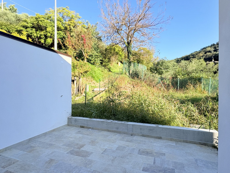 In uno splendido contesto collinare, immerso nella tranquillità e nel verde, proponiamo casa a sc...