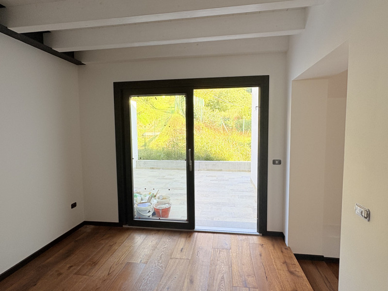 In uno splendido contesto collinare, immerso nella tranquillità e nel verde, proponiamo casa a sc...