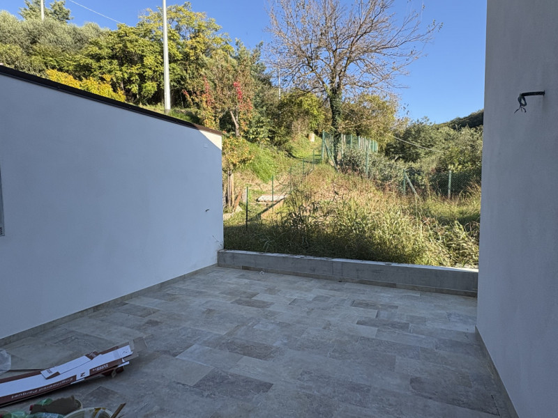 In uno splendido contesto collinare, immerso nella tranquillità e nel verde, proponiamo casa a sc...