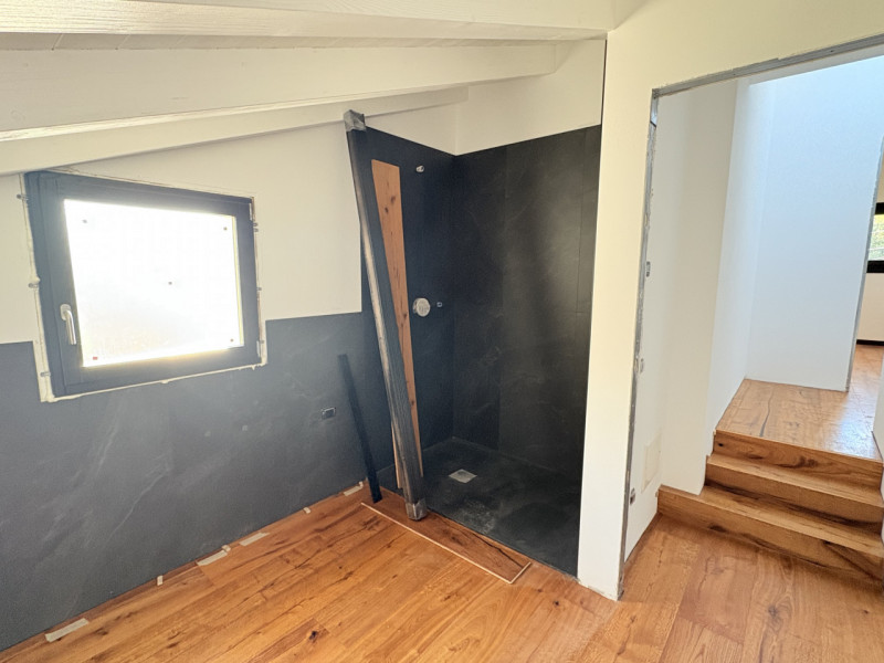 In uno splendido contesto collinare, immerso nella tranquillità e nel verde, proponiamo casa a sc...