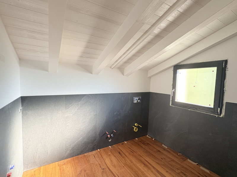 In uno splendido contesto collinare, immerso nella tranquillità e nel verde, proponiamo casa a sc...